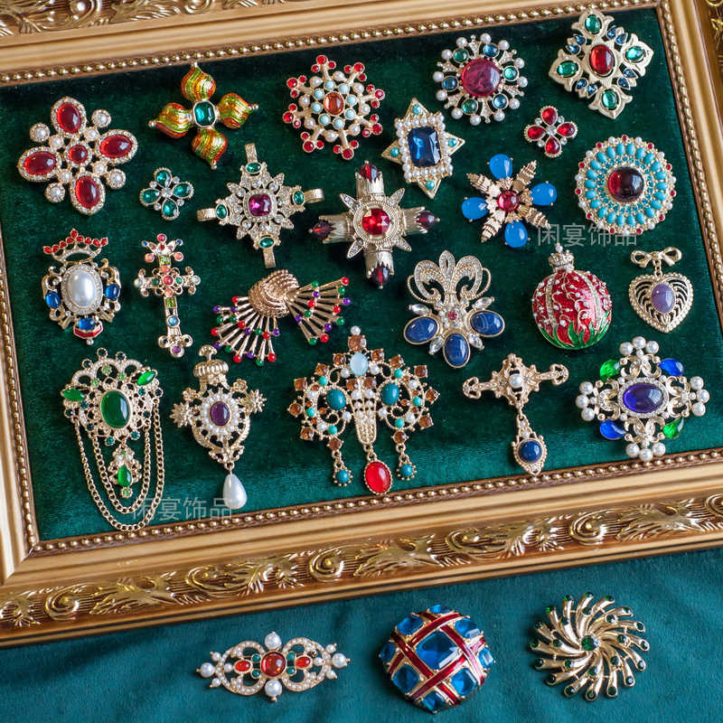 Vintage royal crown brooch with elegant detailing