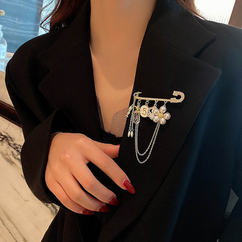 Classic pearl brooch pin